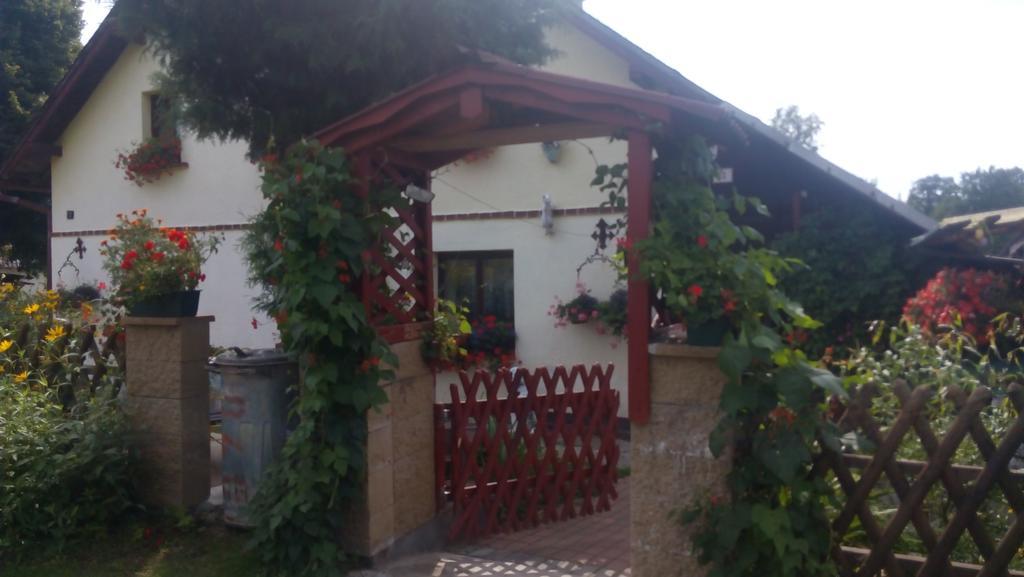 U Tri Kocek Hotel Jablonne v Podjestedi Luaran gambar